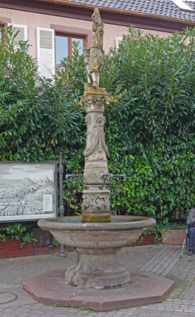 Pendant les vendanges, il coule du vin de cette fontaine !